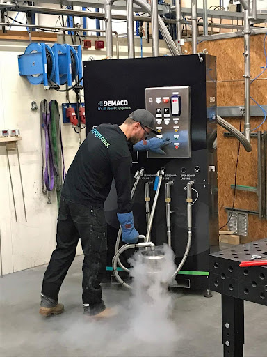 Cryogenic storage dewar